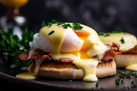 Huevos benedictinos con salsa holandesa de Kopi Luwak Café
